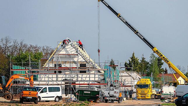 Einfamilienhäuser entstehen am Leipziger Stadtrand. Immobilien bleiben in Deutschland sehr begehrt. Aber auch bezahlbar?