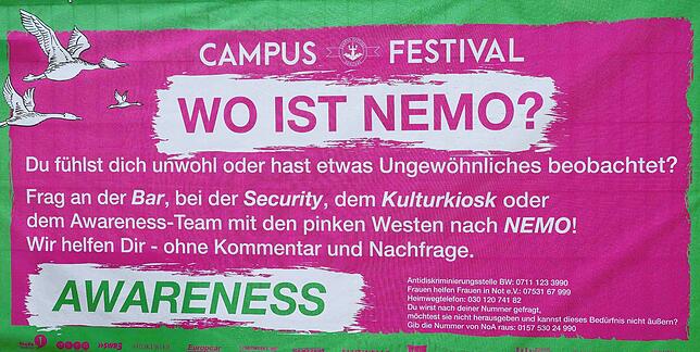 Ein großes Banner klärt die Besucher darüber auf, was zu tun ist, wenn sie etwas Ungewöhnliches beobachten oder sich selbst unwohl fühlen.