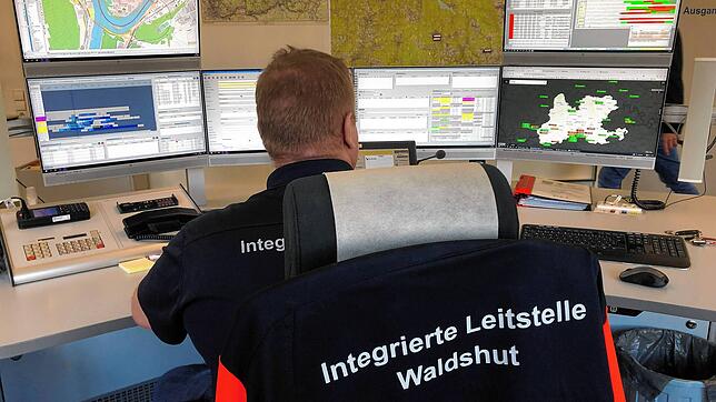 Ein Mitarbeiter der Integrierten Leitstelle Waldshut überwacht bei einer Übung 2022 auf Monitoren die aktuelle Einsatzlage im Landkreis ...