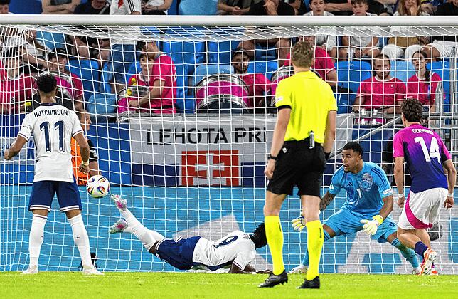 Englands Jonathan Rowe (M, unten) erzielt den Treffer zum 3:2 gegen Deutschlands Torhüter Noah Atubolu (2.v.r).