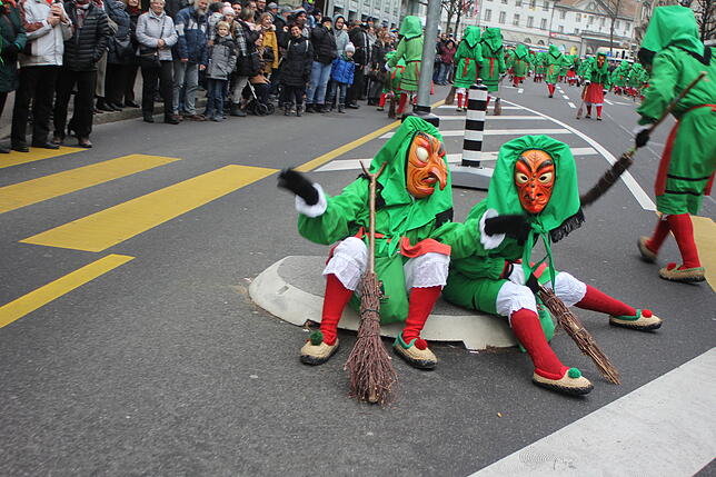 Bild 35: Hästräger und Guggenmusiker aus VS beim Narrentreffen in Fribourg am Sonntag (2)