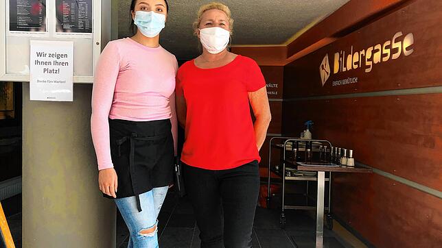 Mitarbeiterin Maria Andruhovich (links) und Bildergassen-MItinhaberin Birgit Schrenk.