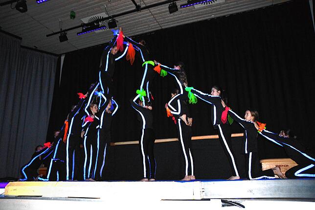 Tolle Akrobatik und beeindruckende Effekte mit Schwarzlicht und Neonfarben zeigten die Kinder der Turngruppe des Jugendzirkus Merolino.
