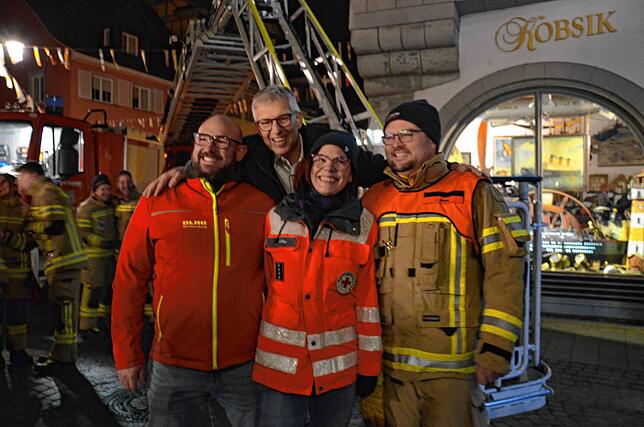 Vertreter der Blaulichtfamilie posieren für ein Erinnerungsfoto mit dem wiedergewählten Bürgermeister.