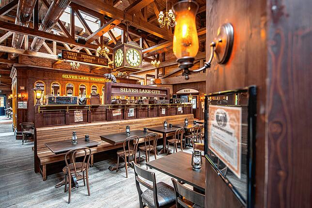 Innenaufnahme des Restaurantbereichs auf dem Gelände des neu gestalteten Themenbereich “Silver Lake City„ des Europa-Parks.