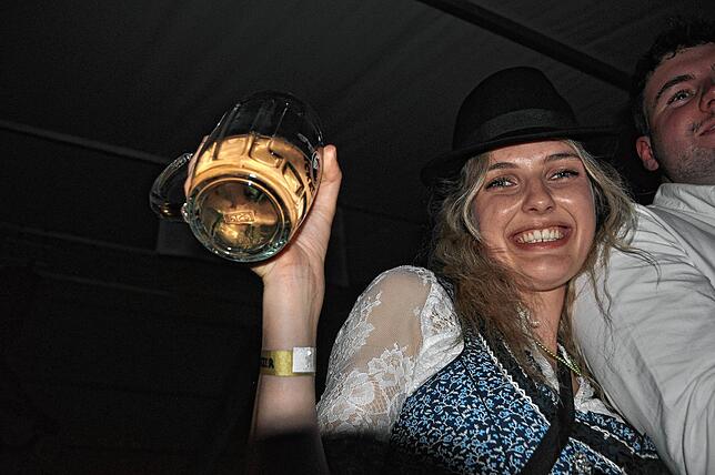 Bild 6: Vollgasstimmung war bei der Dirndl- und Lederhosenparty in Leimbach