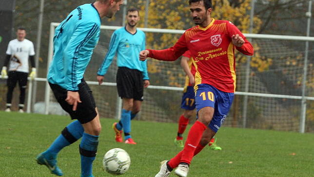 Während der Dauchinger Philipp Junge (links) den Ball weiterleiten will, versucht ihm der Marbacher Cihan Turan den Weg abzuschneiden ...