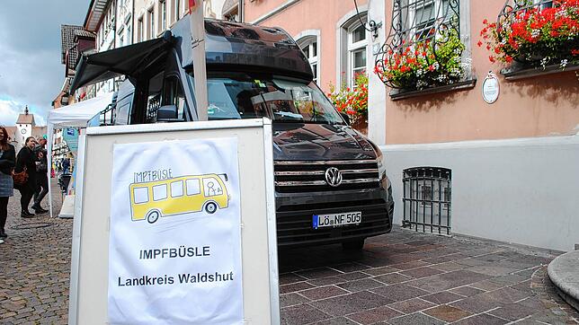 Das Impfbüsle des Landkreises Waldshut ist auch im November unterwegs. Unser Bild zeigt den Bus am 6. Oktober in der Waldshuter ...