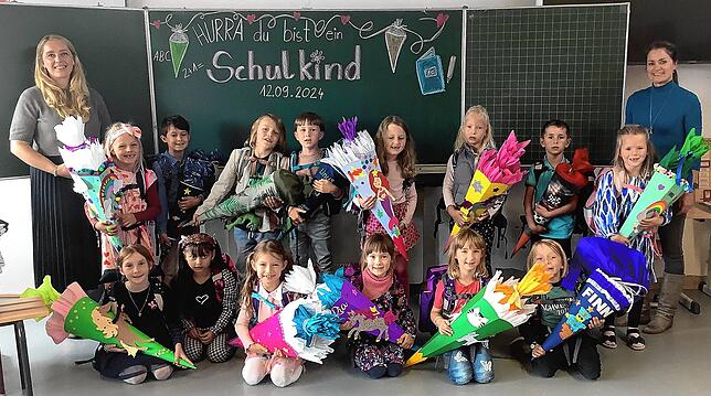 Die Klasse 1c der Sernatingen-Schule stellt sich mit Nadine Thiemig (links) und Sabrina Buchty zum Foto auf. Nach einem Gottesdienst war ...