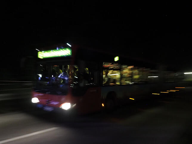 00:12 Uhr: Im Minutentakt fahren die Pendelbusse vor der Universität Konstanz ab. Dennoch dauert es eine ganze Weile, bis alle Besucher ...