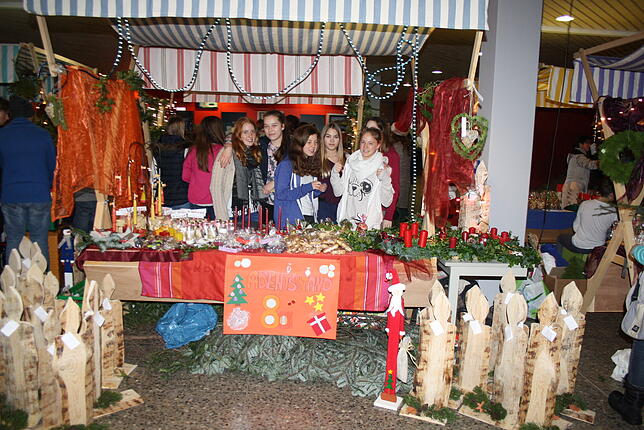 Beim Adventsbasar am Bildungszentrum Salem bieten Schüler selbstgemachte Weihnachtsdekoration, wärmende Getränke und Essen an.