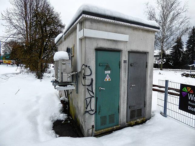 Dort drinnen hakt es: In dem schmuddeligen, in die Jahre gekommenen Häuschen ist die defekte Bahnkreuzungstechnik untergebracht. Laut ...