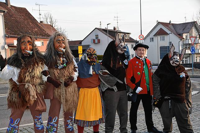 Narren aller drei Vereine feiern gemeinsam: Unteruhldinger Puper, Funkenhexe Mühlhofen und Unteruhldinger Fledermäuse mit einem Elferrat ...
