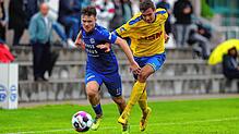 Elias Christiansen (FC Radolfzell, links) und Tim Wegmann (SpVgg F.A.L.) im Duell auf Augenhöhe. Die Radolfzeller Gastgeber besiegten ...