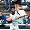 Artistische Einlage. So freute sich Enrico Krieger (vorne) über den Treffer von Abdu M&lsquo;Boob zum 3:0 gegen Mannheim. Die beiden ...