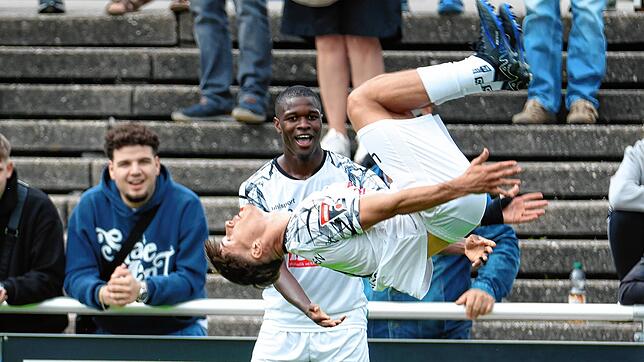 Artistische Einlage. So freute sich Enrico Krieger (vorne) über den Treffer von Abdu M&lsquo;Boob zum 3:0 gegen Mannheim. Die beiden ...
