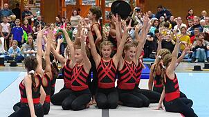 Großen Anklang beim Publikum findet der Auftritt der „Gymmesstics“ als „The Greatest Showwomen“ mit Stock und Zylinder – angelehnt an ...