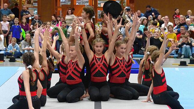 Großen Anklang beim Publikum findet der Auftritt der „Gymmesstics“ als „The Greatest Showwomen“ mit Stock und Zylinder – angelehnt an ...