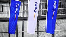 Flaggen vor der EnBW-Zentrale in Karlsruhe. Der Versorger braucht Geld für die Energiewende und könnte dafür drei Milliarden Euro von ...