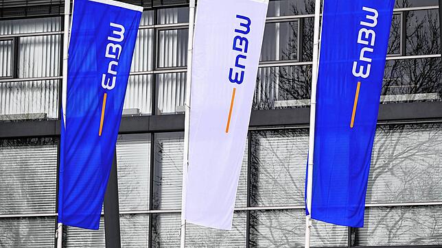 Flaggen vor der EnBW-Zentrale in Karlsruhe. Der Versorger braucht Geld für die Energiewende und könnte dafür drei Milliarden Euro von ...
