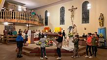 Bei der Auferstehungsfeier in der Pfarrkirche St. Ursula in Ühlingen wirken die Kommunionkinder der Seelsorgeeinheit mit einem ...