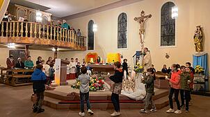 Bei der Auferstehungsfeier in der Pfarrkirche St. Ursula in Ühlingen wirken die Kommunionkinder der Seelsorgeeinheit mit einem ...