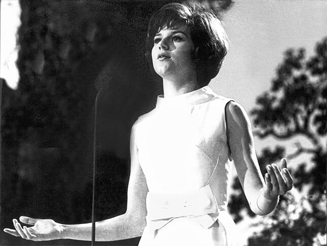 Peggy March 1965 bei den Deutschen Schlager-Festspielen in Baden-Baden. Das Kleid – hellgelb mit Schleife – hat sie danach noch lange ...