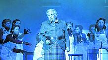 Paolo Gavanelli mit Ensemble in der Titelrolle von Verdis Oper Macbeth am Theater St. Gallen.