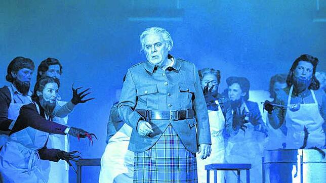Paolo Gavanelli mit Ensemble in der Titelrolle von Verdis Oper Macbeth am Theater St. Gallen.