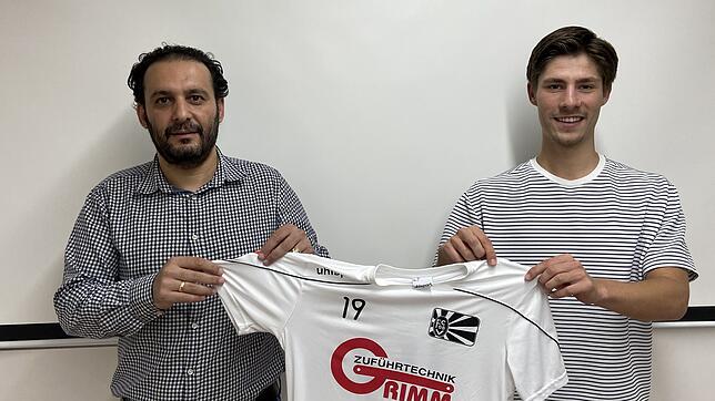 FC 08-Sportvorstand Arash Yahyaijan freut sich über den talentierten Neuzugang Julian Hodek.