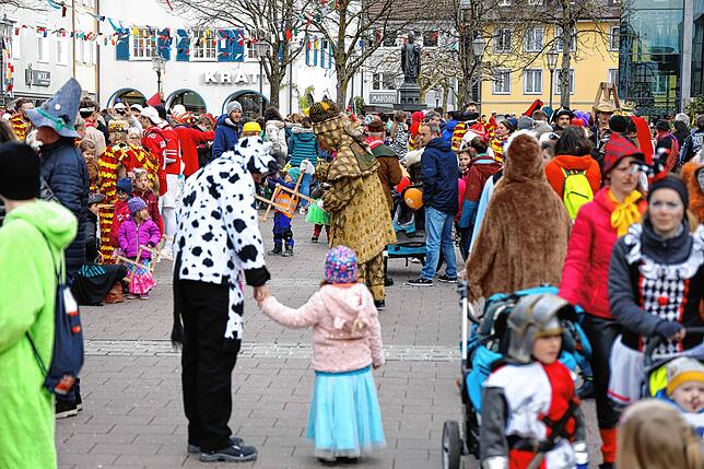 Bild 24: Bilder vom Narrenbaumstellen der Narrizella Ratoldi auf dem Marktplatz