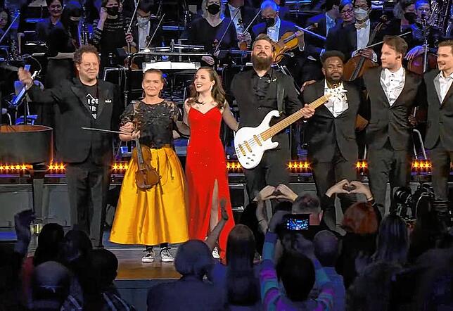 „Ein grandioses Erlebnis“: Alex Broschek mit seinem weißen Bass neben Bandmitgliedern, Alice Merton, der Violonistin Mari ...