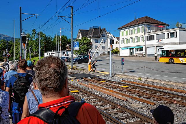 Am Bahnhof Urnäsch hat es ein Wanderer besonders eilig.