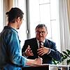 Reporter Benjamin Schmidt im Interview mit Oberbürgermeister Andreas Brand.