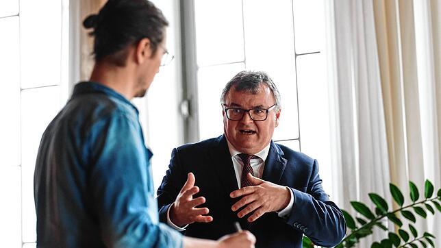 Reporter Benjamin Schmidt im Interview mit Oberbürgermeister Andreas Brand.