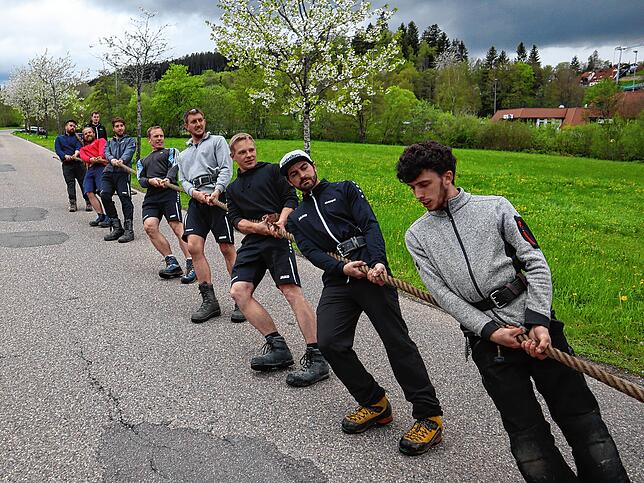 Fast waagerecht hängen die Tauzieher in der Luft, wenn sie den über 13 Tonnen schweren Bus ziehen.