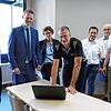 Gute Werte abzulesen: Nach der Inbetriebnahme der Photovoltaikanlage auf dem Dach des Friedrich-Hecker-Gymnasiums freuen sich (von ...