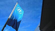 Eine Fahne mit dem Logo des Automobilzulieferers ZF weht vor der Konzernzentrale, dem ZF-Forum. (Archivbild)