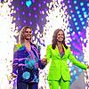 Die Moderatorinnen Hazel Brugger (li.) und Sandra Studer (re.) stehen auf der Bühne des Eurovision Song Contest 2025 bei der Probe für ...