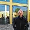 Im Innenhof der Emmauskapelle bei der Engener Autobahnraststätte Hegau steht Dekan Matthias Zimmermann vor dem doppelten Kreuz. Bild: ...