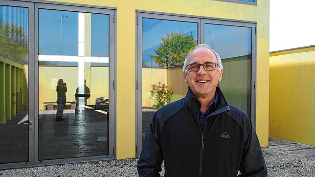 Im Innenhof der Emmauskapelle bei der Engener Autobahnraststätte Hegau steht Dekan Matthias Zimmermann vor dem doppelten Kreuz.