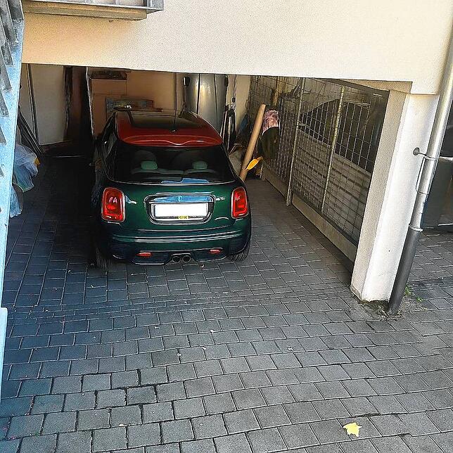Der Carport soll nun mit einem Rolltor ausgestattet werden.