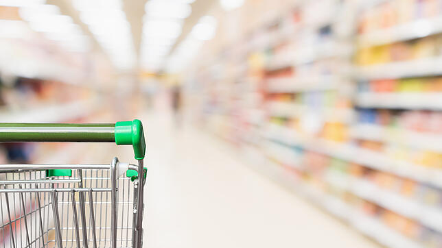 Wer im Supermarkt in die Regale blickt, sollte die Waren aufmerksam prüfen.