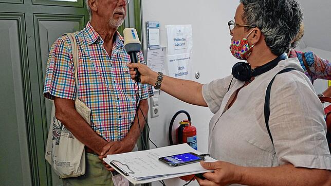 Viktor Schlak wird nach dem Urteil Anfang Juli von der SWR-Journalistin Sabine Steinfurth interviewt.