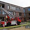 Mit der Drehleiter haben die Gottmadinger Feuerwehrleute bei ihrer Jahreshauptübung Schüler aus dem zweiten Obergeschoss gerettet.