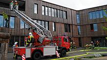 Mit der Drehleiter haben die Gottmadinger Feuerwehrleute bei ihrer Jahreshauptübung Schüler aus dem zweiten Obergeschoss gerettet.