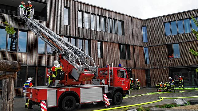 Mit der Drehleiter haben die Gottmadinger Feuerwehrleute bei ihrer Jahreshauptübung Schüler aus dem zweiten Obergeschoss gerettet.