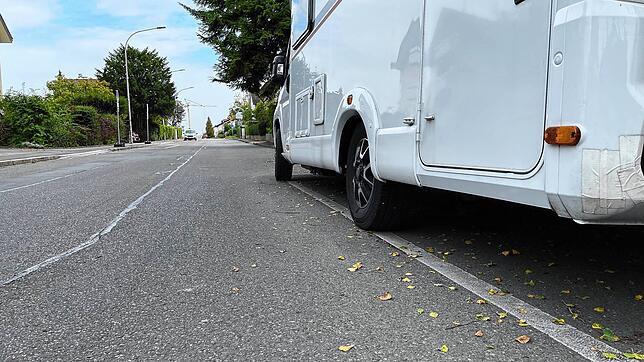 Gefährlicher Parkplatz? Ein Wohnmobil auf der Hermann-von-Vicari-Straße.