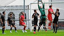 Im Hinspiel hatte Pascal Bisinger im Tor des SC Konstanz-Wollmatingen (am Ball) viel zu tun. Der Aufsteiger unterlag dem Absteiger 1. FC ...