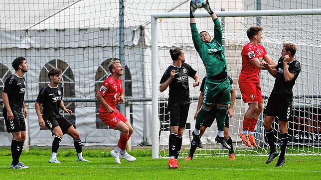 Im Hinspiel hatte Pascal Bisinger im Tor des SC Konstanz-Wollmatingen (am Ball) viel zu tun. Der Aufsteiger unterlag dem Absteiger 1. FC ...